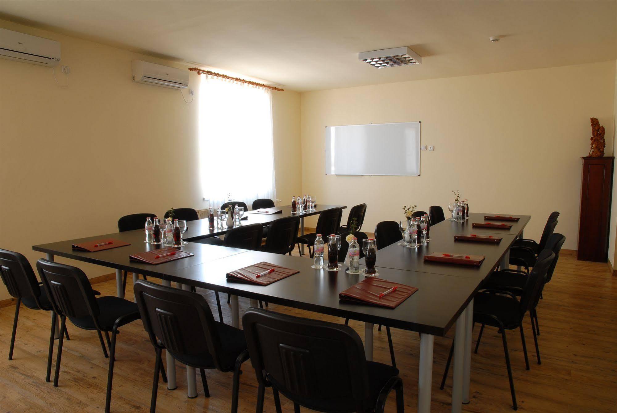 וסס Hotel Ferihegy מראה חיצוני תמונה