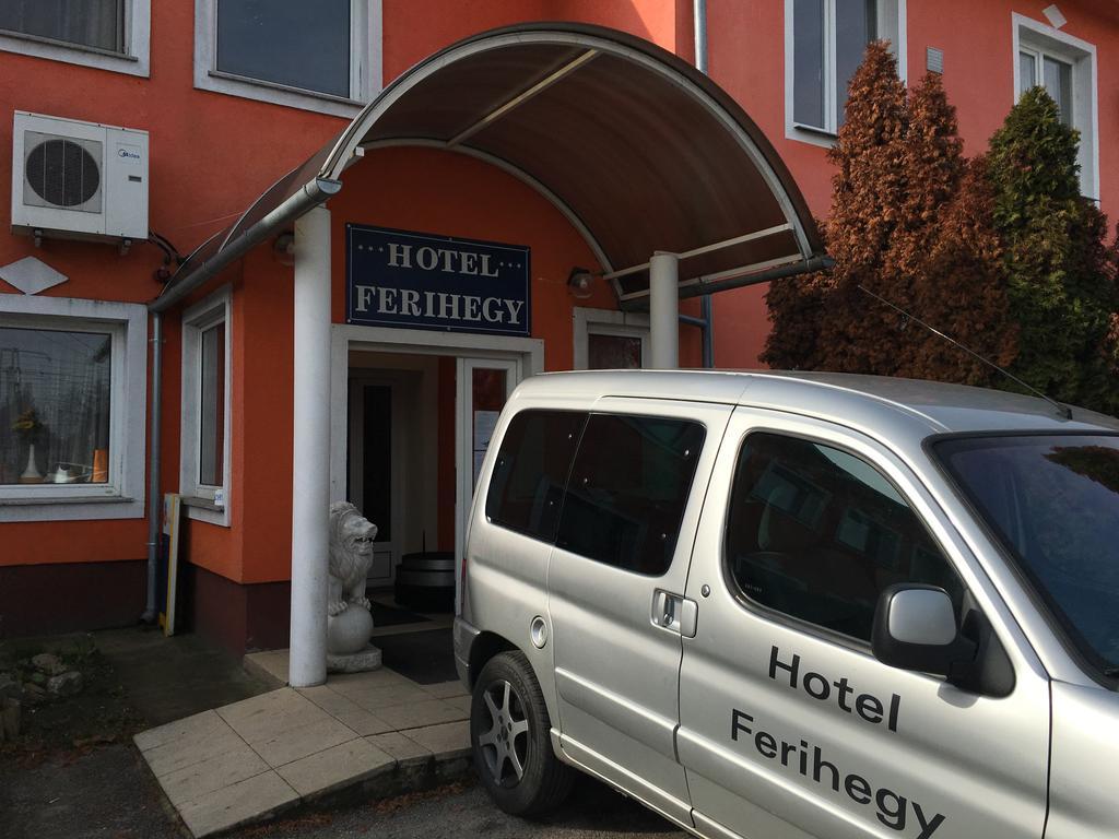וסס Hotel Ferihegy מראה חיצוני תמונה