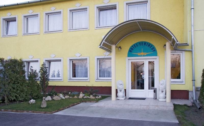 וסס Hotel Ferihegy מראה חיצוני תמונה