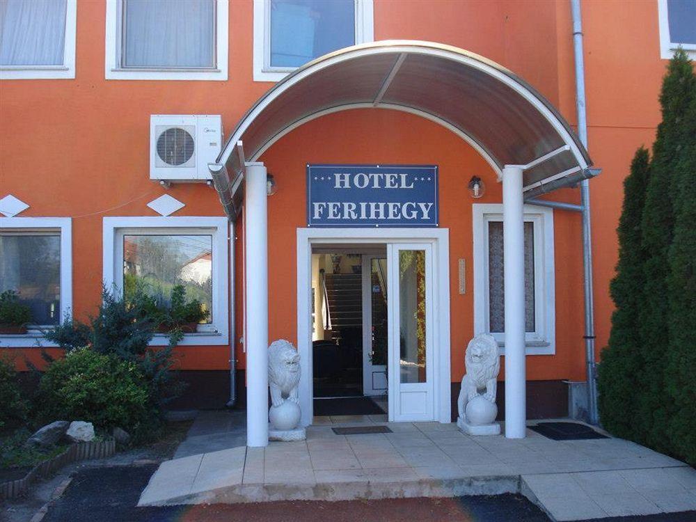 וסס Hotel Ferihegy מראה חיצוני תמונה