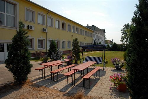 וסס Hotel Ferihegy מראה חיצוני תמונה