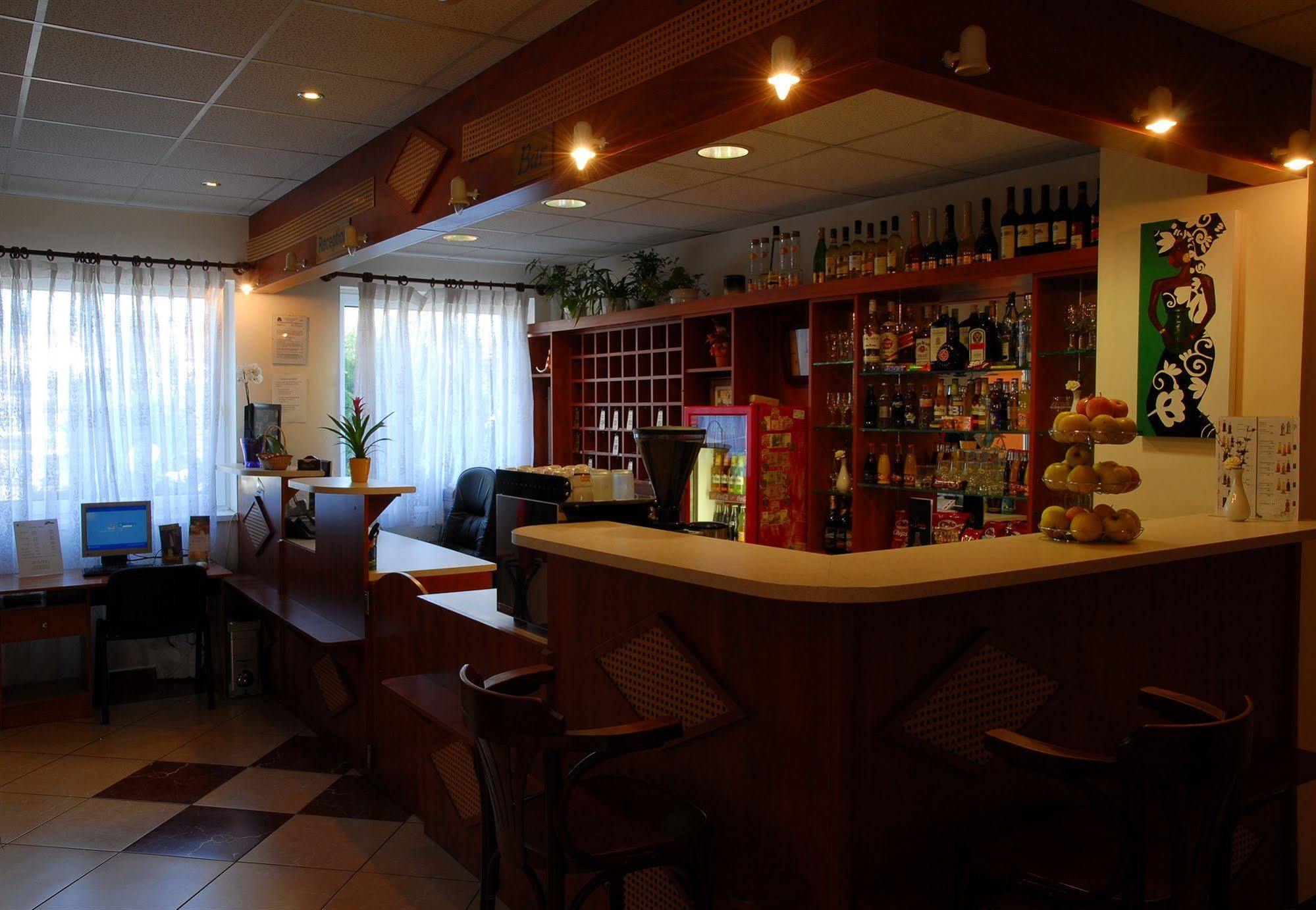 וסס Hotel Ferihegy מראה חיצוני תמונה