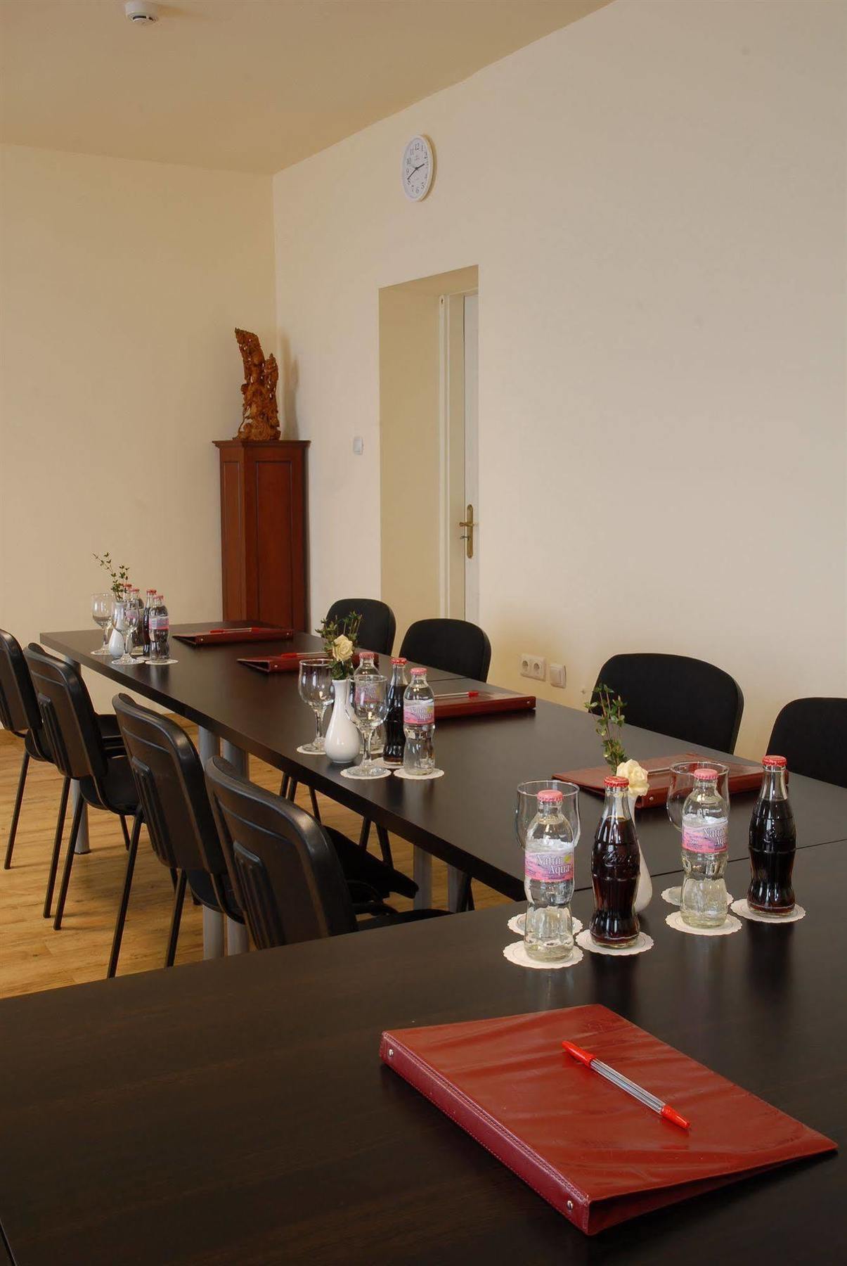 וסס Hotel Ferihegy מראה חיצוני תמונה