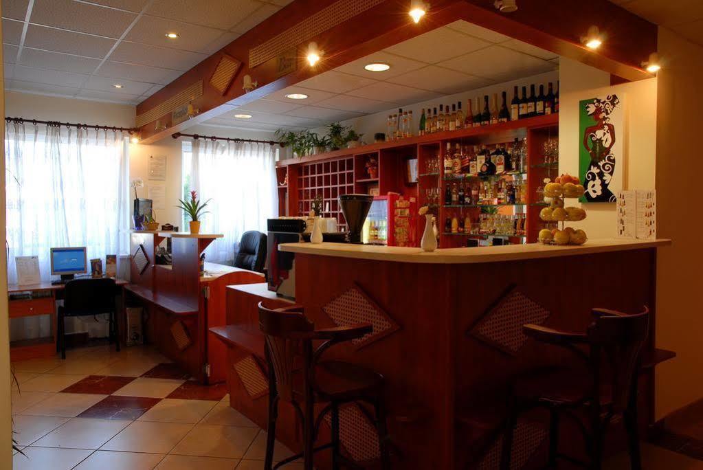 וסס Hotel Ferihegy מראה חיצוני תמונה